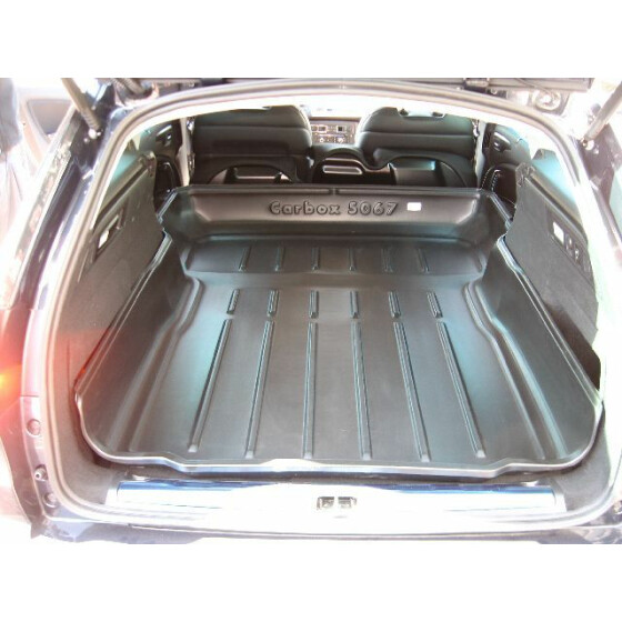 Anti-Rutschmatte kann mit Druckknöpfen an der Kofferraumwanne fixiert - frei im Kofferraum positioniert oder bei Verschmutzung bei 30°C gereinigt werden