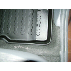 Dacia Duster Fußmatte 4x4/4x2 mit Rand (hi.-re.) - Detailaufnahme Absenkung zur Seitentür hinten rechts
