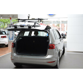 Paulchen Heckträger - VW Golf Sportsvan ab 05/2014-06/2020 - Trägersystem Mittellader - Schienensystem First Class - Schienen sind ohne Fahrräder anklappbar - Kofferraumklappe kann geöffnet werden