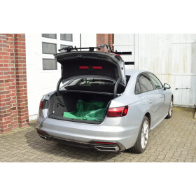 Paulchen Fahrradträger - Audi A4 Stufenheck Typ B9/8W ab 08/2015- - Trägersystem Mittellader - Schienensystem Comfort Class - Kofferraum kann geöffnet werden (unbeladen)
